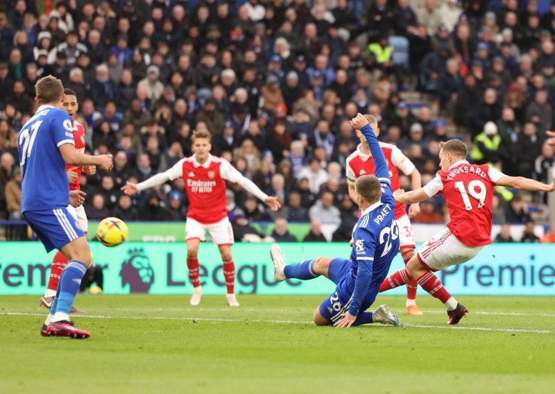 [FOTO] Arsenalu super važan trijumf kod Leicestera; Southampton bez pomoći Hrvata poražen u derbiju začelja