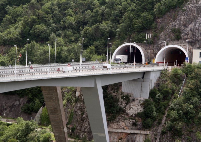 Prometna nesreća na riječkoj obilaznici u tunelu 'Katarina', kolona duga kilometar