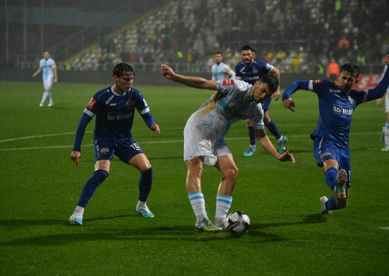 [VIDEO/FOTO] Slaven šokirao Rijeku, strijelac Crnac kod gola doživio bolan sudar s vratnicom!