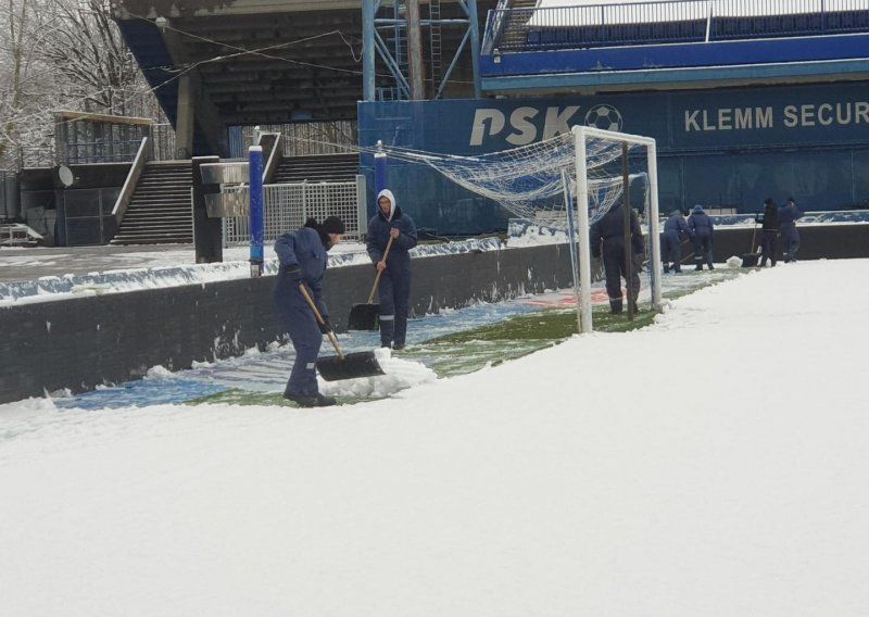 [FOTO] Zaposlenici i navijači Dinama i Osijeka spašavali stvar kako bi se odigrale današnje utakmice