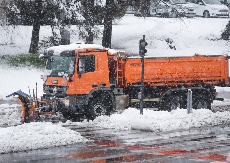 Sloveniju prekrio snijeg, u primorju puše snažna bura