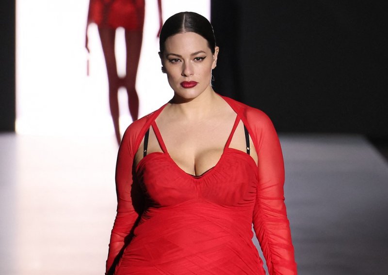 Spektakularan povratak Ashley Graham: Najpoznatija plus size ljepotica istaknula obline u zapanjujućoj crvenoj haljini