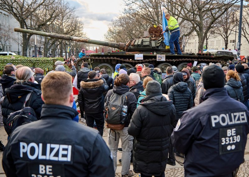 Uklonjena olupina ruskog tenka iz središta Berlina