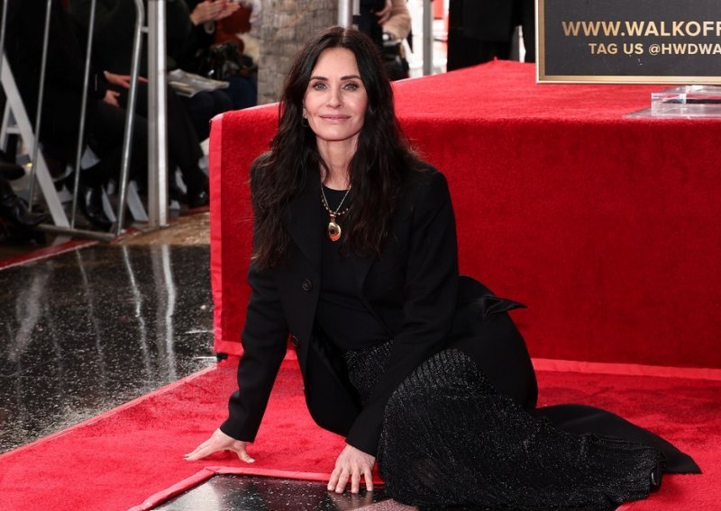 Courteney Cox nagrađena zvijezdom na Stazi slavnih u Hollywoodu, a Jennifer Aniston nije mogla sakriti suze