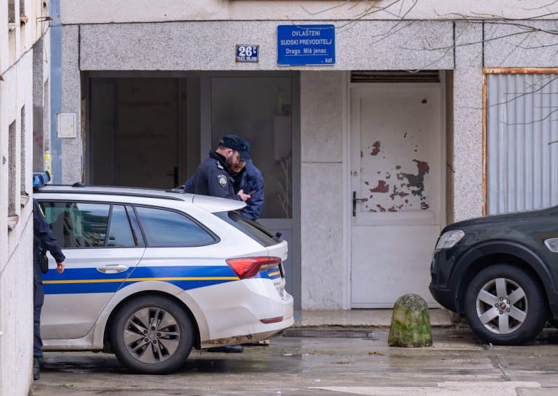 Pod automobil u Biogradu postavio napravu za odgođeno izazivanje požara, vlasnik vozila ju je na sreću primijetio