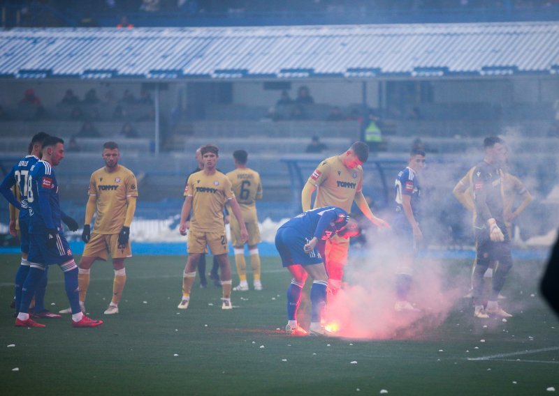 Dinamo i Hajduk zbog ružnih povika navijača i bacanja baklji na teren dobili velike novčane kazne