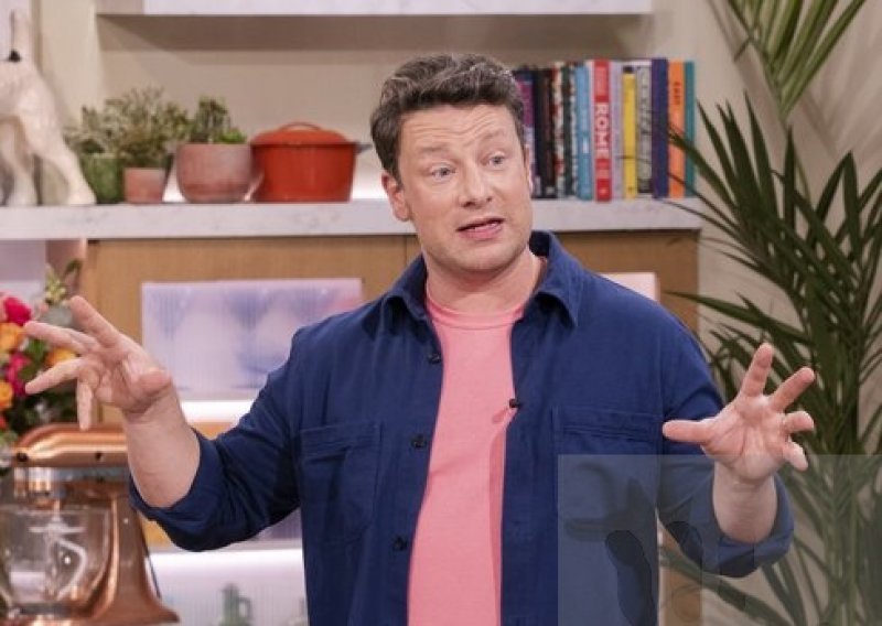 Zaludio društvene mreže: Jamie Oliver otkrio trik kako pripremiti neodoljivo hrskave i sočne pečene krumpiriće