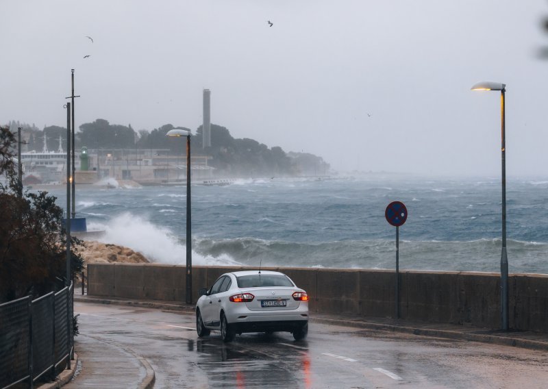 Zrakoplov zbog nevremena nije mogao sletjeti u Split