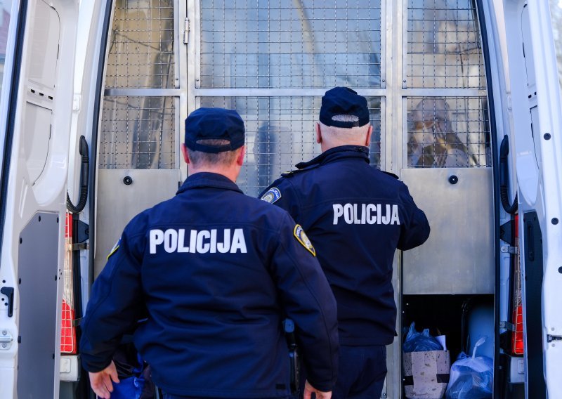 Muškarac kod Karlobaga izudarao trojicu policajaca i lakše ih ozlijedio