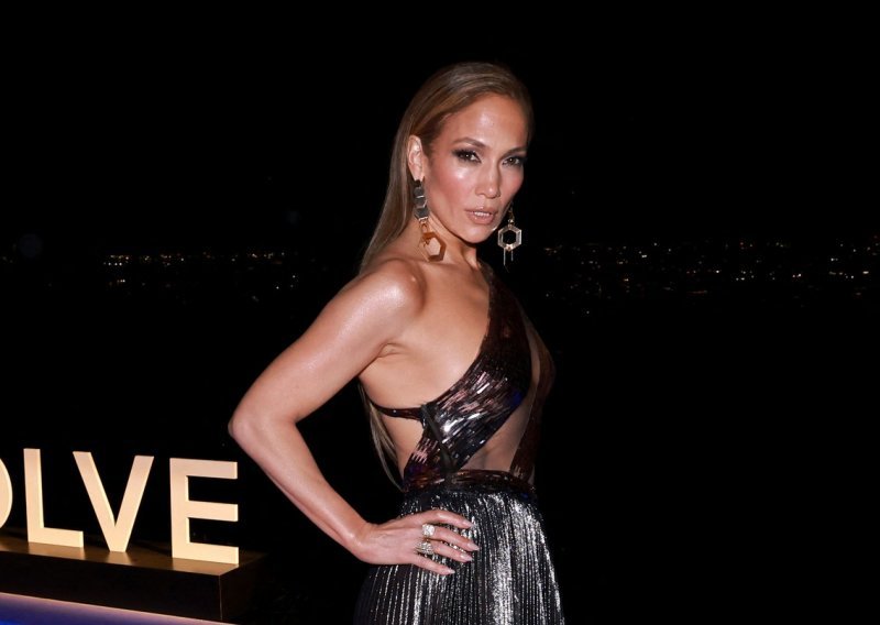 Jennifer Lopez u haljini s izazovnim prorezima ostavlja bez daha