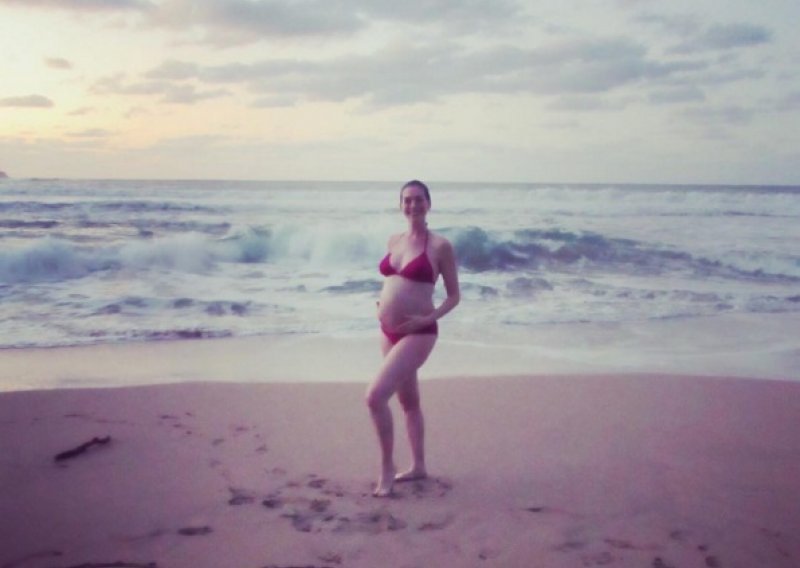 Trudna Anne Hathaway iznenadila obožavatelje fotografijom u bikiniju