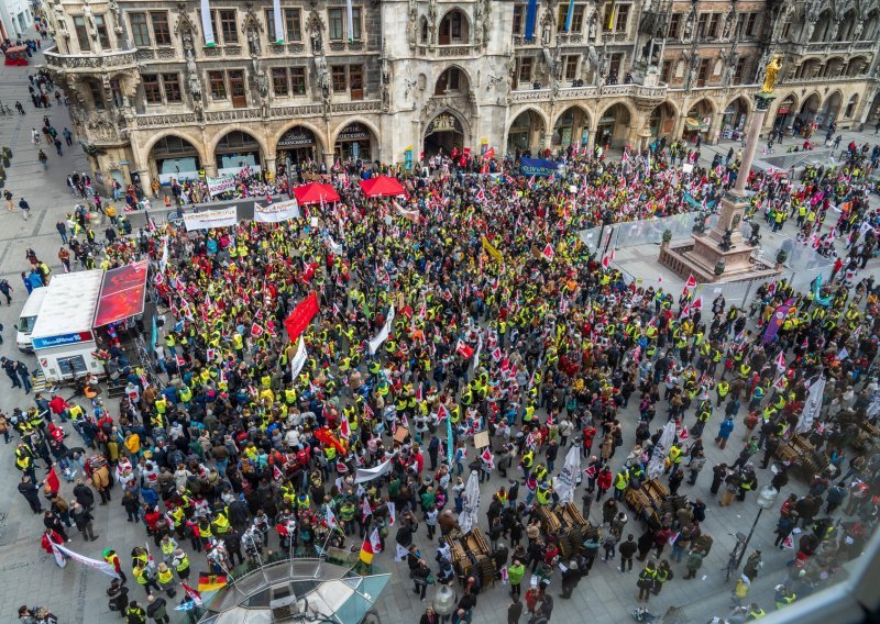 [FOTO] Liječnici u Njemačkoj u jednodnevnom štrajku zbog premalih plaća