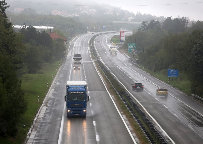 Kolnici su mjestimice skliski i mokri u Gorskom kotaru