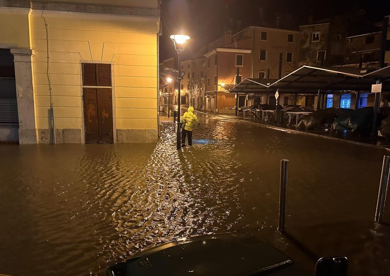 [FOTO] Veliko nevrijeme zahvatilo Rovinj: Srušena stabla, poplavljena gradska jezgra