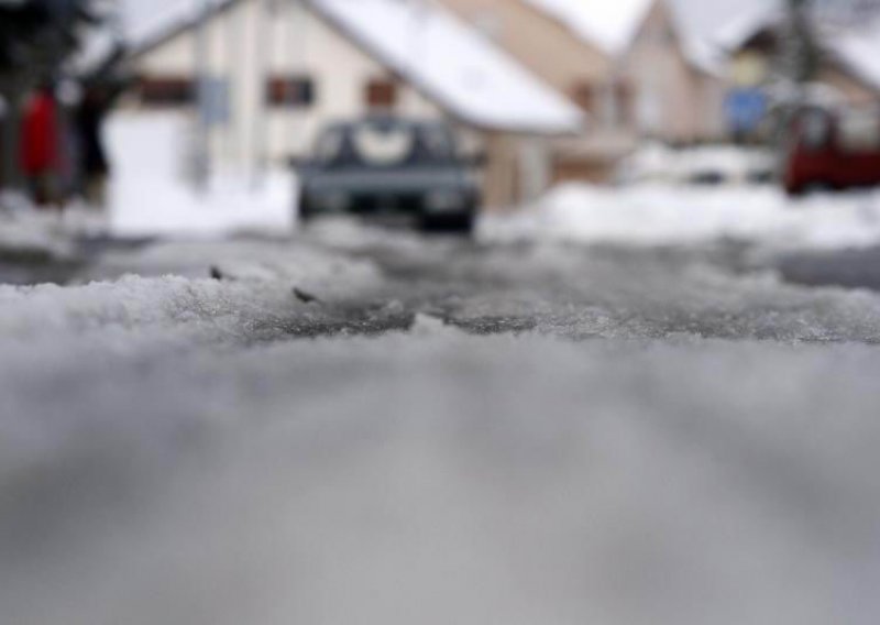 Oprezno u prometu, ceste su mokre i skliske u cijeloj zemlji