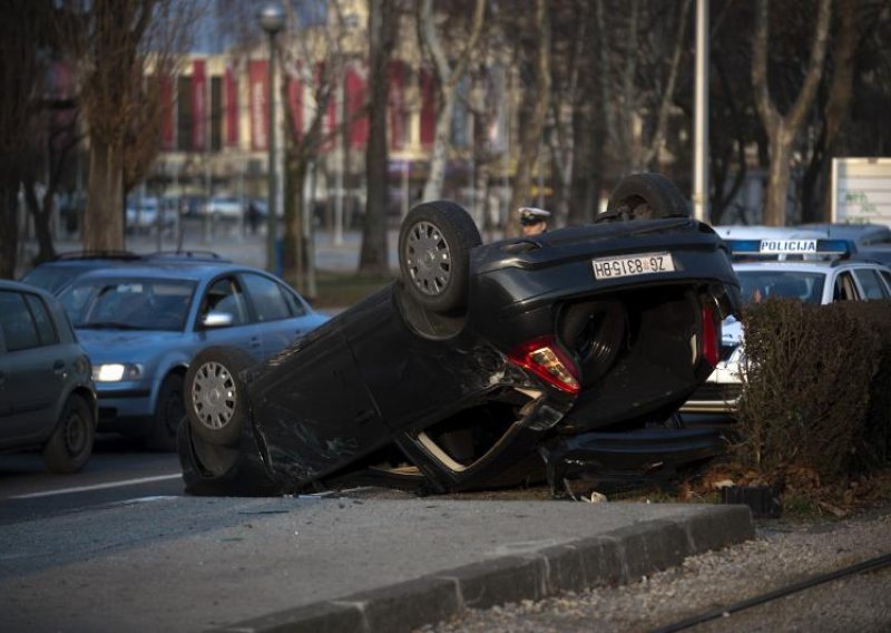 Od siline udarca automobil završio na krovu