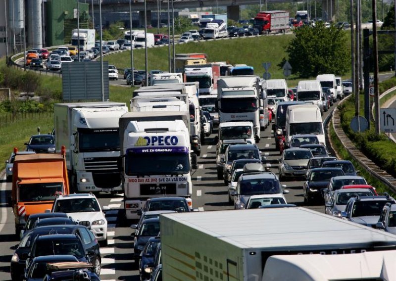 Gužve prema Jadranu, vozi se u kolonama