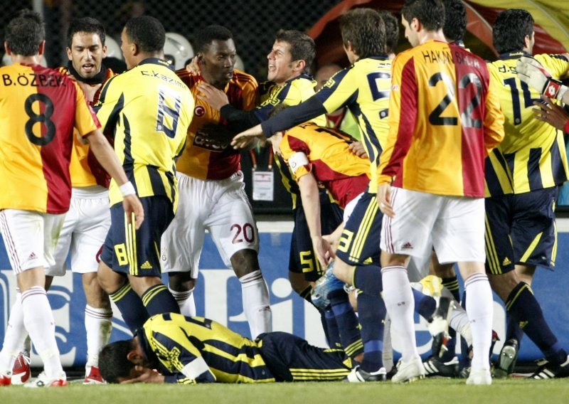 Turski derbi: Umjesto golova padale šake