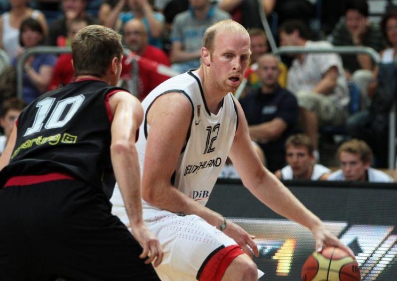 Chris Kaman ozlijedio leđa na početku priprema