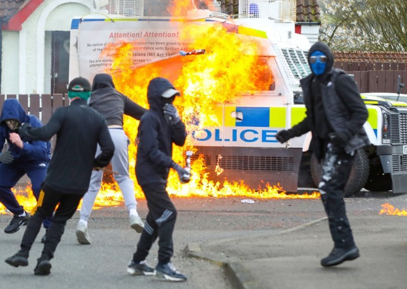 Molotovljevim koktelima na sjevernoirsku policiju uoči Bidenova posjeta