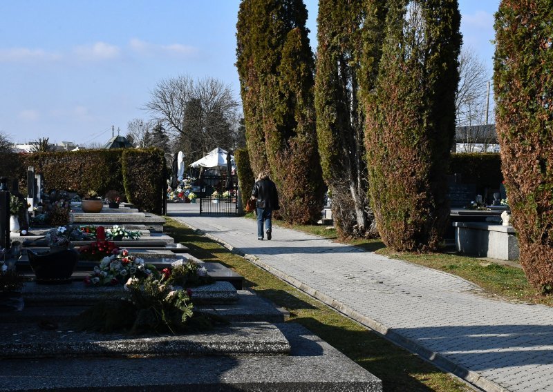 S obiteljske grobnice u Tenji ukradeni lanci teški 70 kilograma