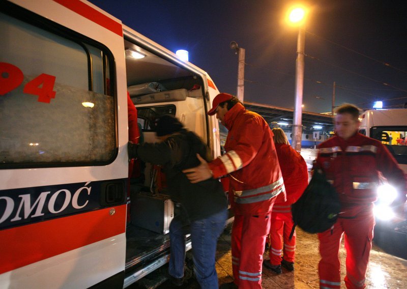 Kobno prelaženje pruge sa slušalicama na ušima