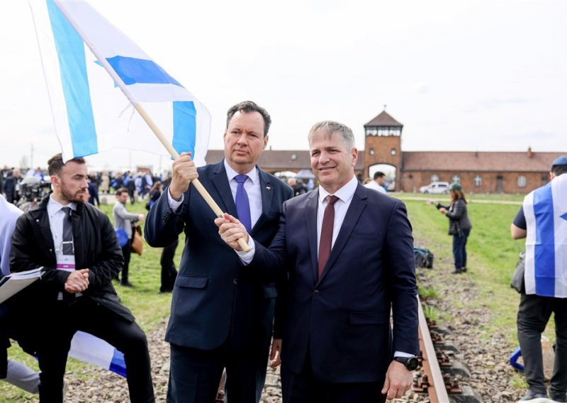 Hodom Živih odana počast žrtvama logora smrti Auschwitz-Birkenau