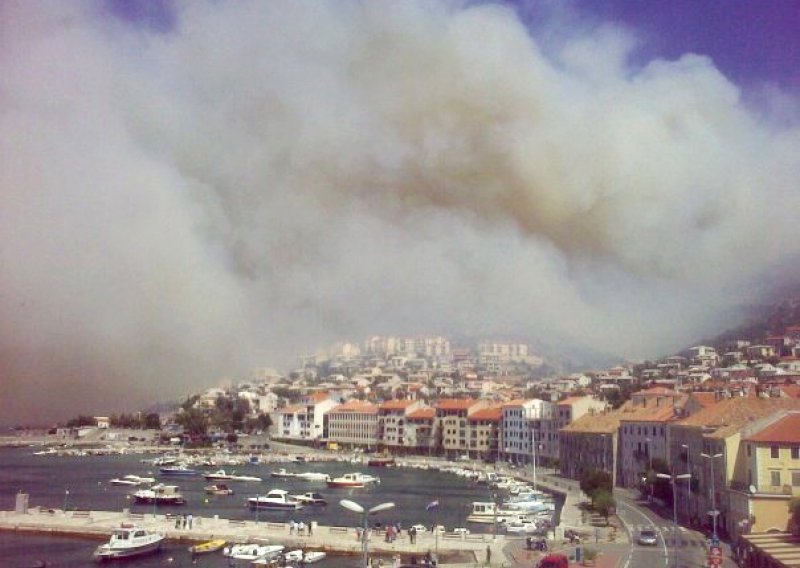 Požar kod Senja prijeti kućama