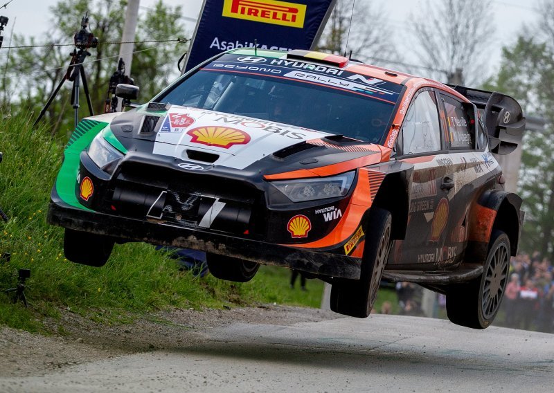 Thierry Neuville nakon prvih subotnjih brzinaca čuva prednost na vrhu