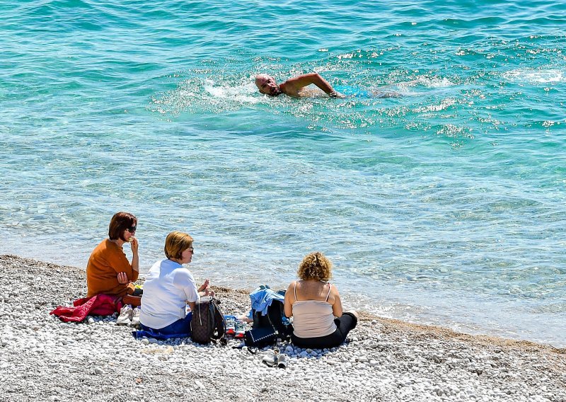 Dubrovčani 'ljetni' vikend dočekali na plaži, najhrabriji su i zaplivali u moru