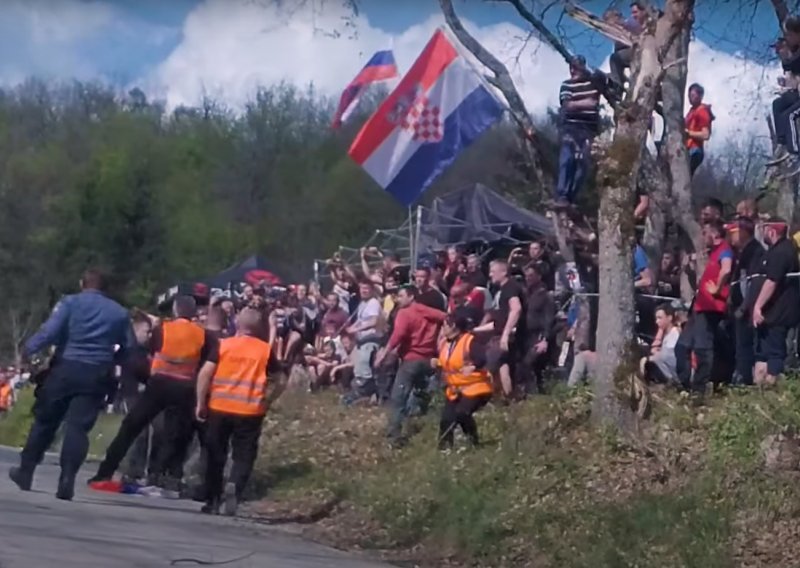 Pojavila se nova snimka tučnjave na reliju. Sve je počelo zbog prolivenog pića?