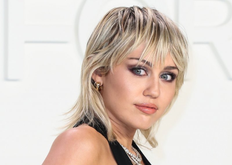 Miley Cyrus oprostila se od imidža plavuše i brojne oduševila