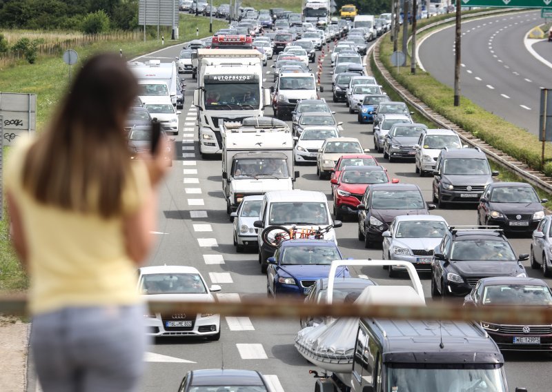 Na zapadnom ulazu u Zagreb kolona tri kilometra, na istočnom vozilo u suprotnom smjeru