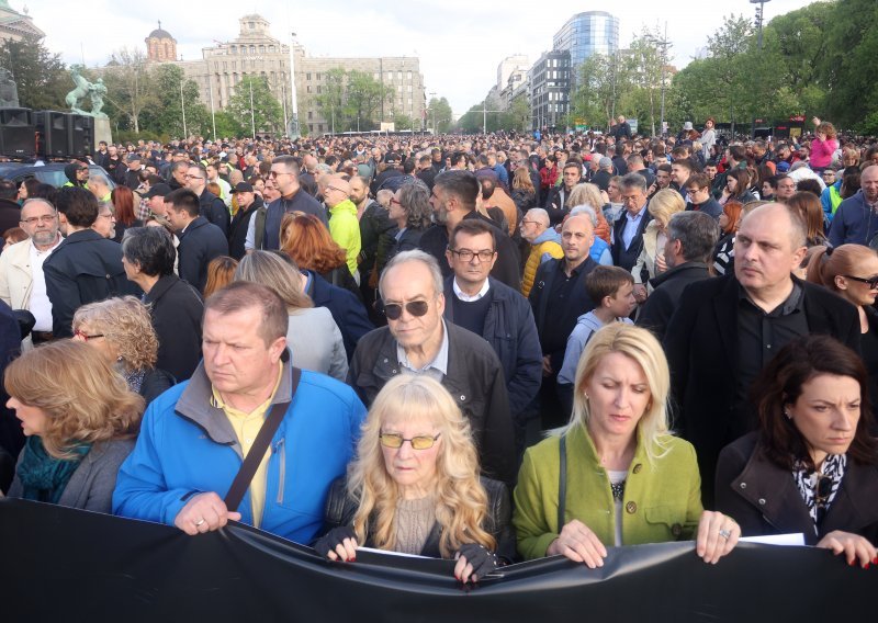 'Srbija protiv nasilja': Veliki prosvjedi širom zemlje, ljudi hodali u sablasnoj tišini