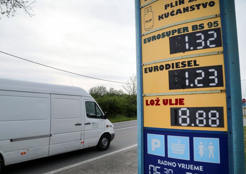 Benzin i dizel od ponoći jeftiniji za osam centi po litri