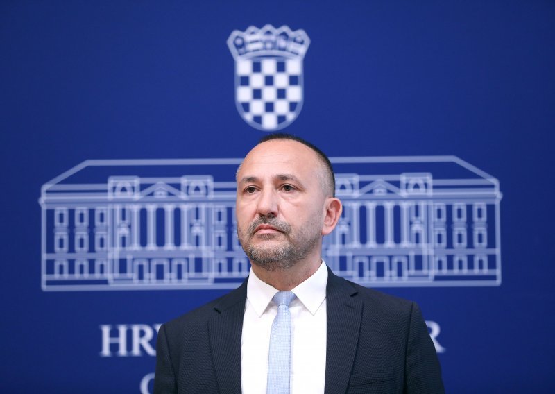 Zekanović o umjetnoj inteligenciji, obraćanje obilježio manji incident