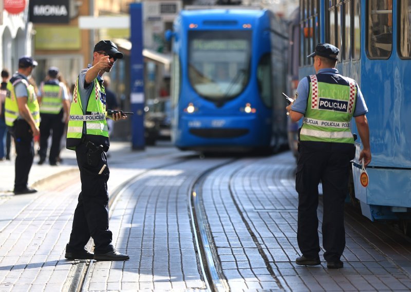 Vozačica tramvaja naletjela na ženu, izašla joj pomoći, a muškarac je pretukao