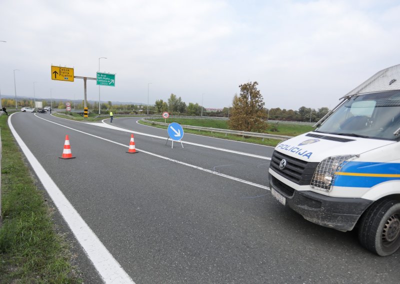 Gorio automobil na Ljubljanskoj aveniji u Zagrebu; stvorile se gužve