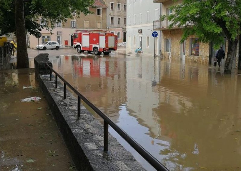 Vatrogasci imaju pune ruke posla: Više od 600 ih je odradilo 192 intervencije