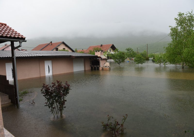 U Gračacu stanje povoljnije, podvelebitska mjesta još pod vodom