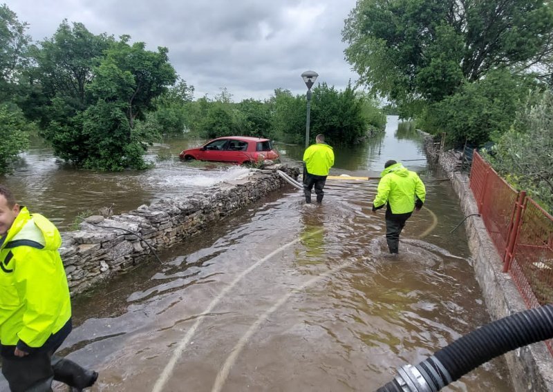 U samo tri dana više od 2000 vatrogasaca na terenu, evo gdje su sve pomagali