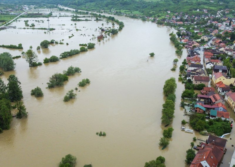 Vrh vodnog vala prolazi kroz Karlovac i Hrvatsku Kostajnicu, u Zagorju aktivirano 57 klizišta