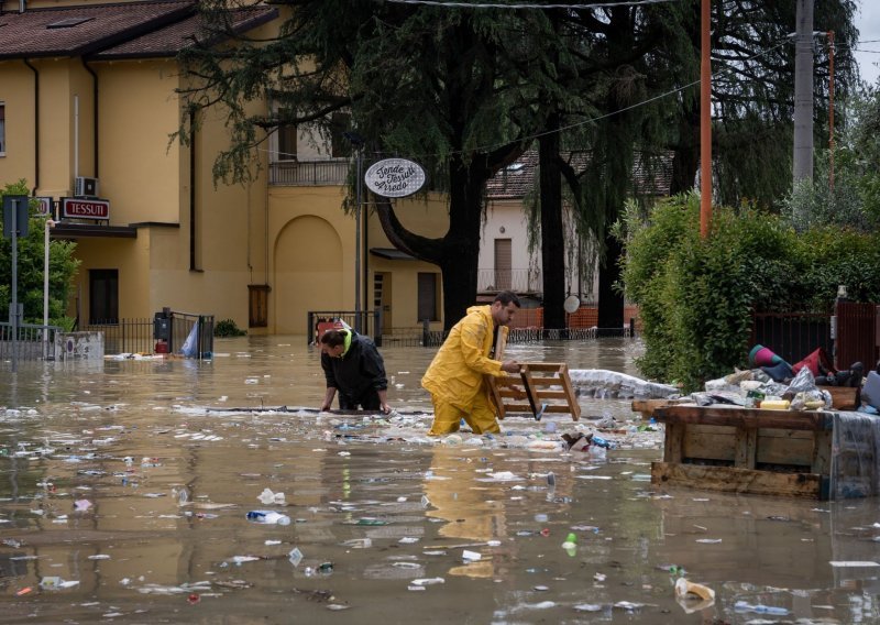 Stanje u Italiji katastrofalno: Gradovi neprepoznatljivi, ima mrtvih i nestalih