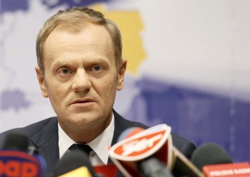 Tusk ponio tri tone jagoda u Europski parlament