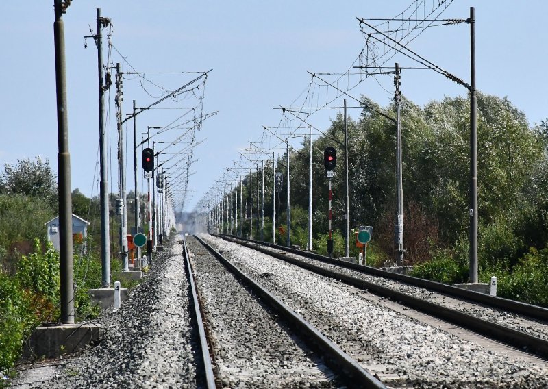 U naletu vlaka u Gunji poginuo 90-godišnji vozač