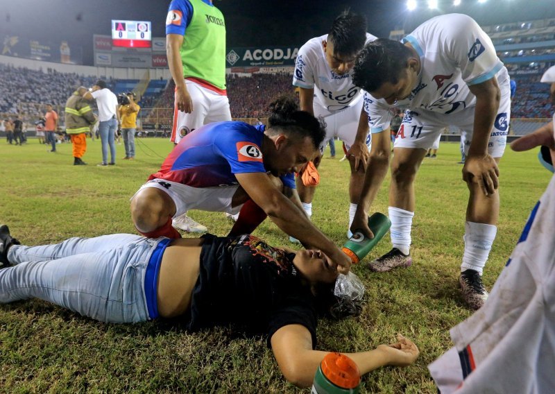 Tragedija na nogometnom stadionu, najmanje 12 ljudi poginulo