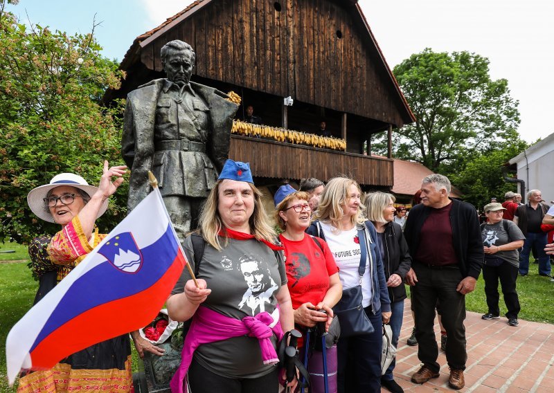 Tisuće ljudi na Danu mladosti - radosti u Kumrovcu odaju počast Titu