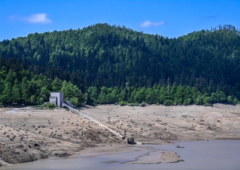 Isušeno Lokvarsko jezero pokazalo što se ispod vode skriva gotovo 70 godina