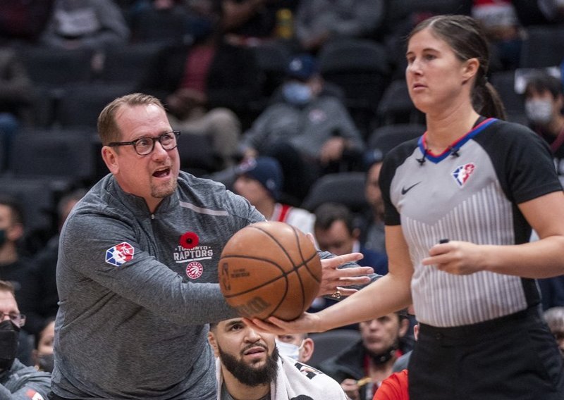 Philadelphia ima najboljeg igrača NBA-a, ali sve se raspalo. Već imaju novog trenera