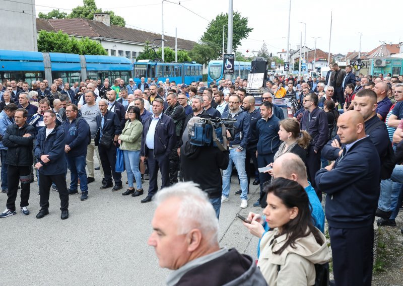 ZET-ovci otkrili: Pola 'novih' tramvaja se raspalo, busevi voze na 'ćelavim' gumama